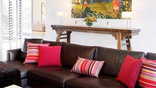 استفاده از کوسن های قرمز در مبل قهوه ای