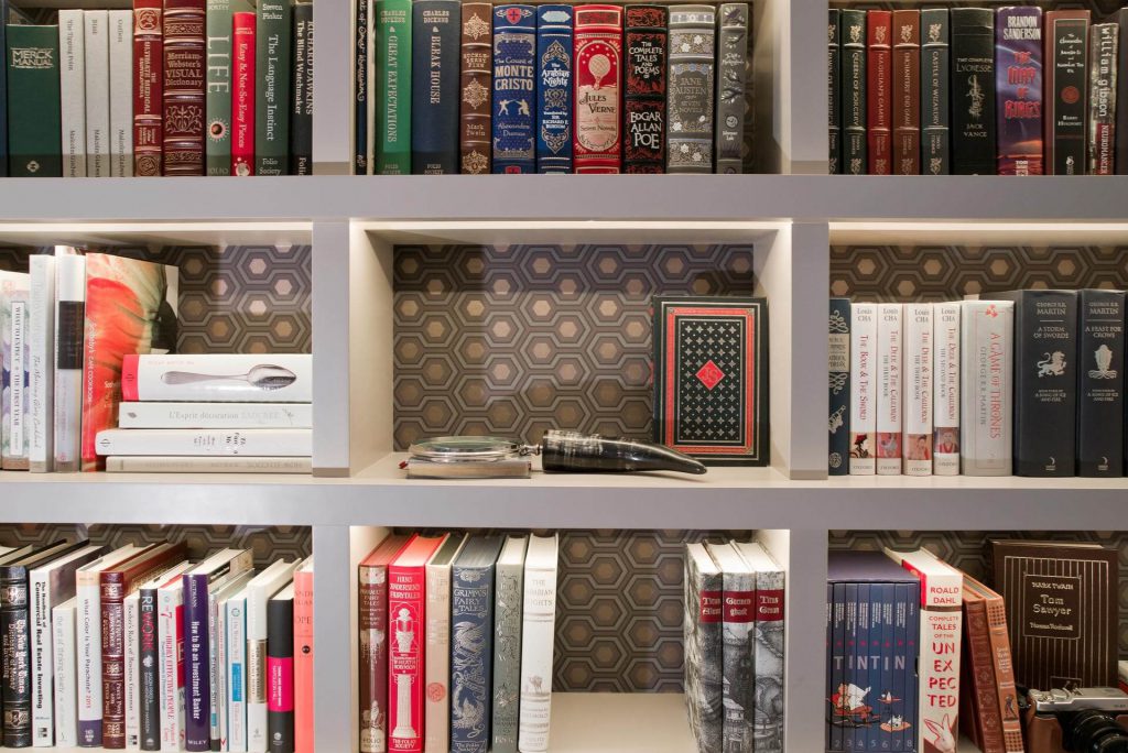 کاغذ دیواری در تزئین قفسه کتاب